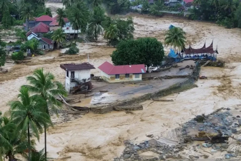 Permukiman di Sumatera rusak dan terendam lumpur akibat banjir bandang yang melanda kawasan tersebut. Gambar: Ospos news