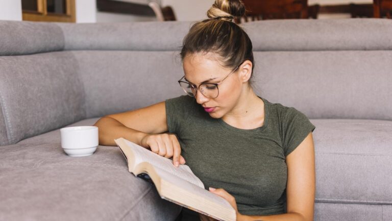 Ilustrasi membaca buku. Gambar: Freepik