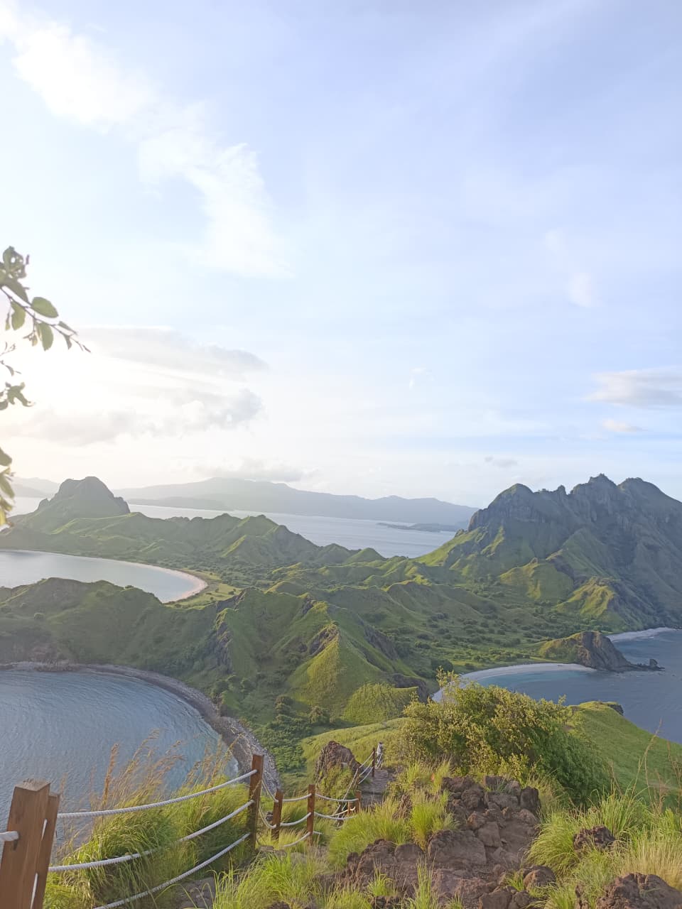 Gambar: Kondisi salah satu pulau di Taman Nasinoal Komodo (TNK), yaitu pulau padar yang masih terpantau sepi pengunjung dikarenakan tutup akibat kondisi cuaca yang buruk.