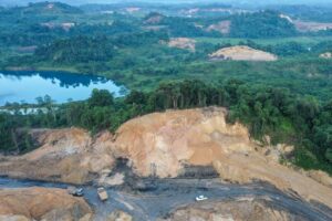 Lahan hutan yang rusak akibat aktivitas tambang yang terlihat dari udara, memperlihatkan dampak deforestasi terhadap lingkungan sekitar. Gambar: Koran Jakarta