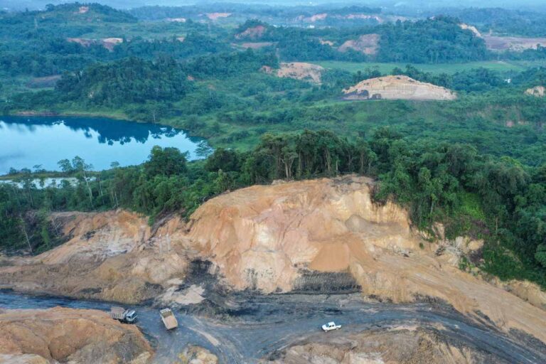 Lahan hutan yang rusak akibat aktivitas tambang yang terlihat dari udara, memperlihatkan dampak deforestasi terhadap lingkungan sekitar. Gambar: Koran Jakarta