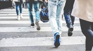 Langkah sederhana yaitu memilih berjalan kaki sebagai salah-satu cara untuk mengurangi polusi udara. Gambar:tunashijau.id