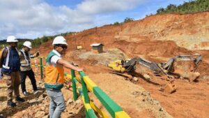 Pengawasan aktivitas alat berat dilakukan di lokasi penambangan. Gambar: Tempo