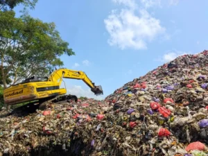 Gunungan sampah yang terus bertambah menjadi ancaman nyata bagi lingkungan dan kesehatan masyarakat. Gambar:Espos.id
