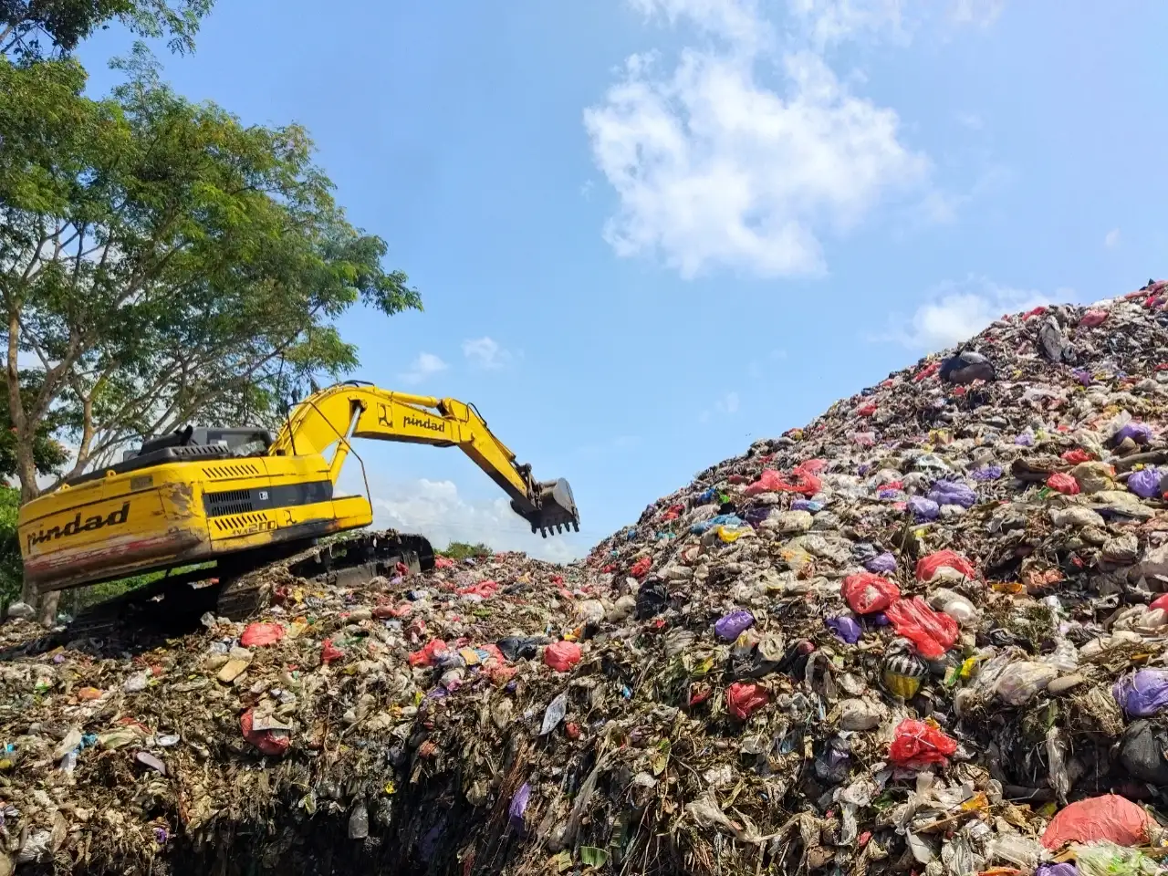 Gunungan sampah yang terus bertambah menjadi ancaman nyata bagi lingkungan dan kesehatan masyarakat. Gambar:Espos.id