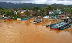 Kondisi sungai yang tercemar, Bukan lagi air jernih, melainkan air yang berubah menjadi kecoklatan. Gambar: Mongabay