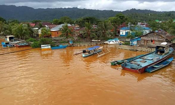 Kondisi sungai yang tercemar, Bukan lagi air jernih, melainkan air yang berubah menjadi kecoklatan. Gambar: Mongabay